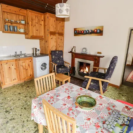 Holiday home The White House Roundstone